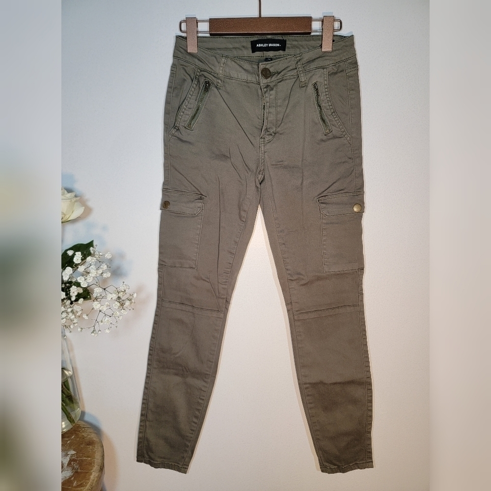 Green cargo style Ashley Mason pants. Size 7.